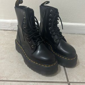 Boots by Dr Martens Classic yellow stitching
Round toe
Chunky flatform sole